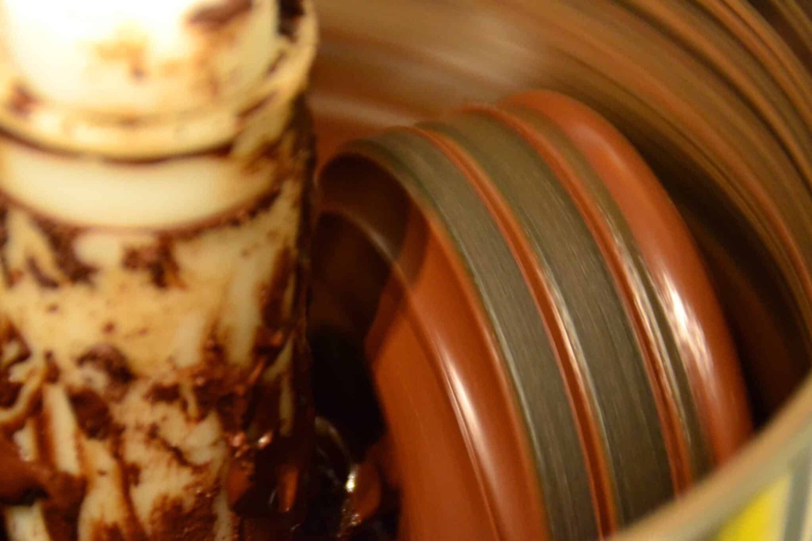 Chokoladen kværnes i conchermaskinen
