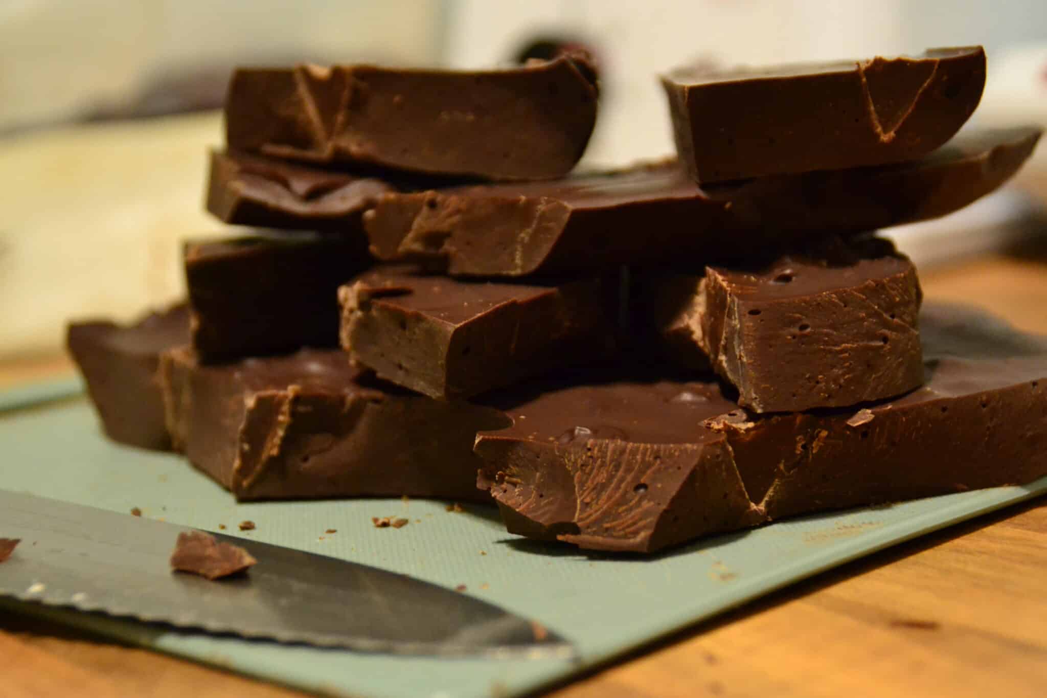 Håndbrækkede stykker mørk chokolade